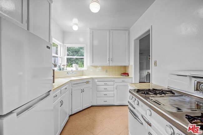 Building Photo - 5723 Cantaloupe Ave