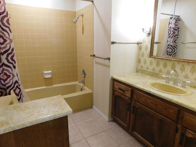 Building Photo - Vintage 70's Unit Available