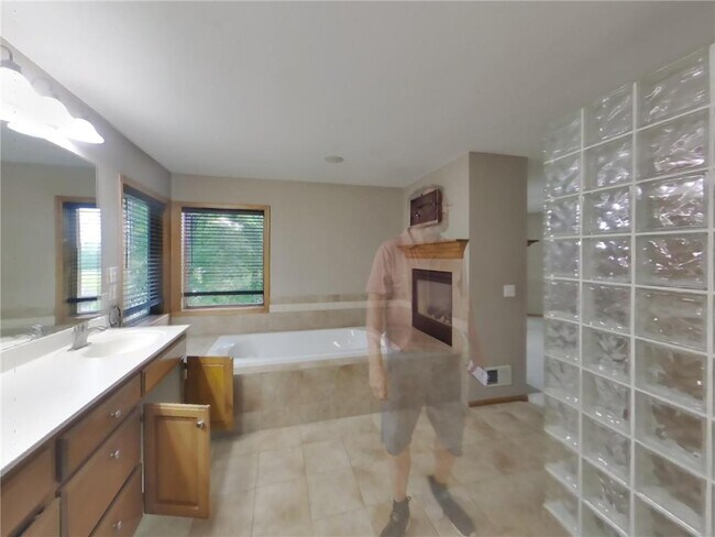 Building Photo - 8915 Umbria Pl N