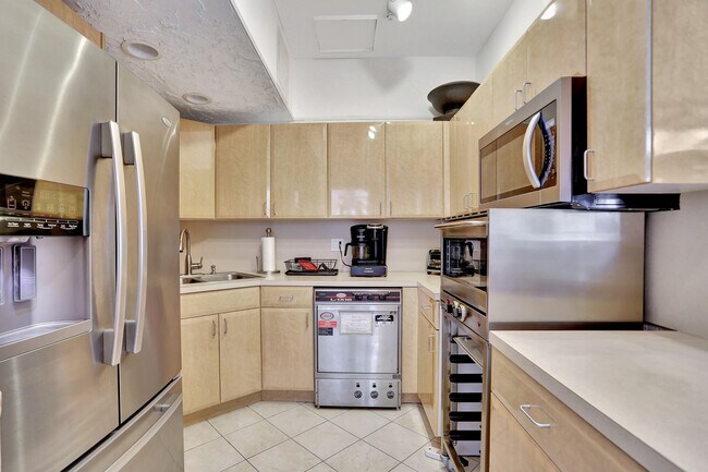 Building Photo - 1021 Hillsboro Mile