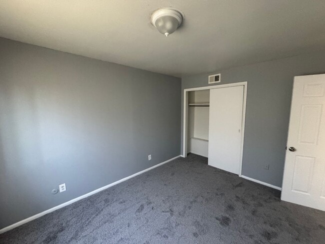 Building Photo - Warren Park 2 Bedroom Apartment with Balcony