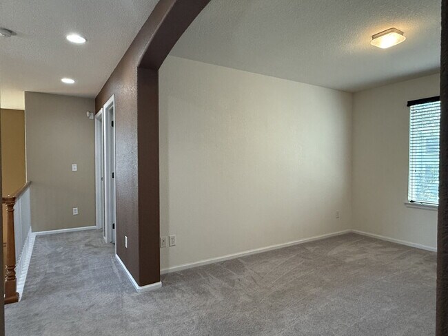 Building Photo - Gorgeous Reunion Home Features 4 Beds/2.5 Baths and Large Backyard. Close to Shopping, Dining and...