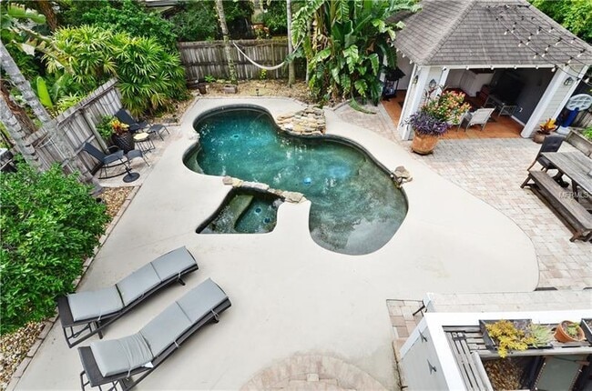 Building Photo - Amazing 4 BR Pool home in the heart of Tho...