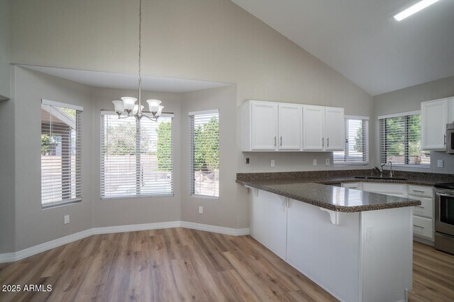 Building Photo - 2550 E Taro Ln