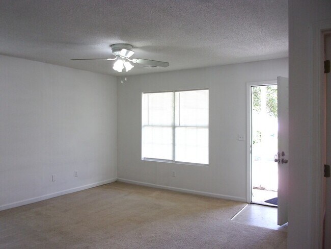 Building Photo - 2 Bedroom 2 Bath Duplex near Cherry Park
