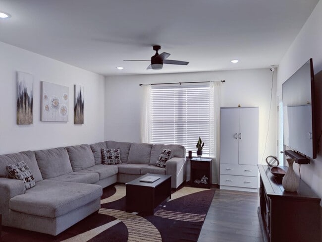 Building Photo - 4 Bedroom Townhome for Rent Apex