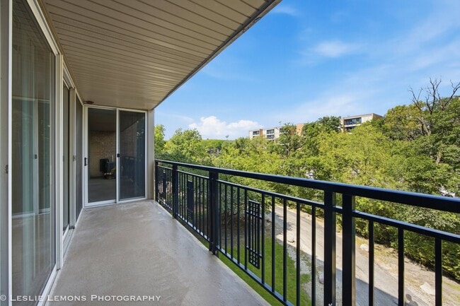 Building Photo - 6000 Oakwood Dr