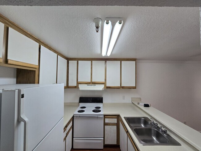 Building Photo - Two Bedroom Two Bath Condominium Unit for ...