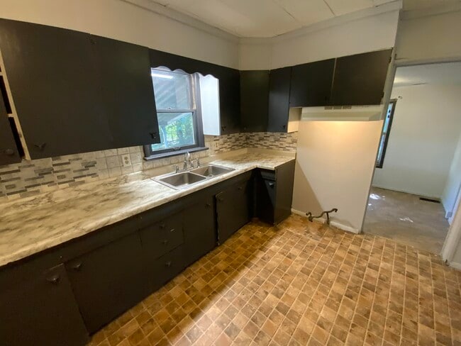 Building Photo - 17 Fairweight-