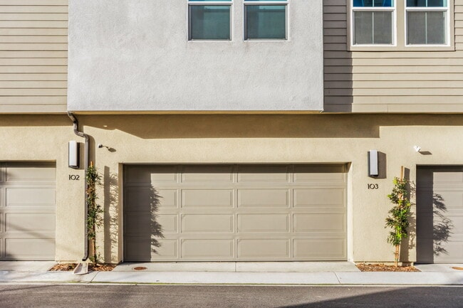 Building Photo - 7631 University Ave