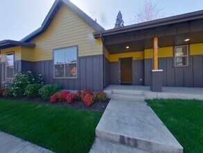Building Photo - Newer Duplex Near Autzen Stadium - 3Bed/2Bath Home!