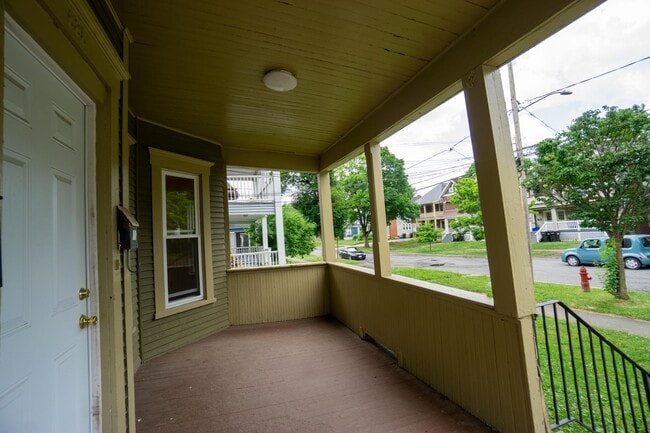 Building Photo - 833 Sumner Ave