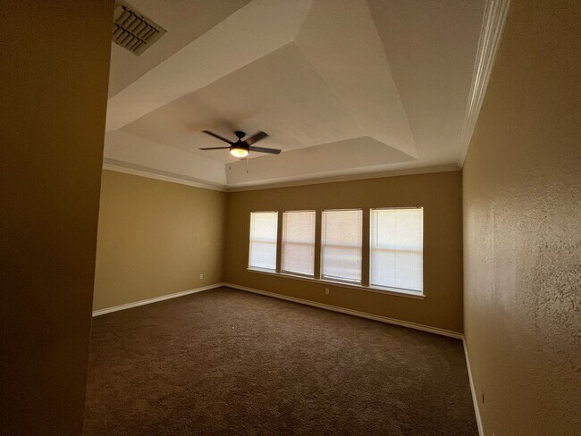 Building Photo - Great location