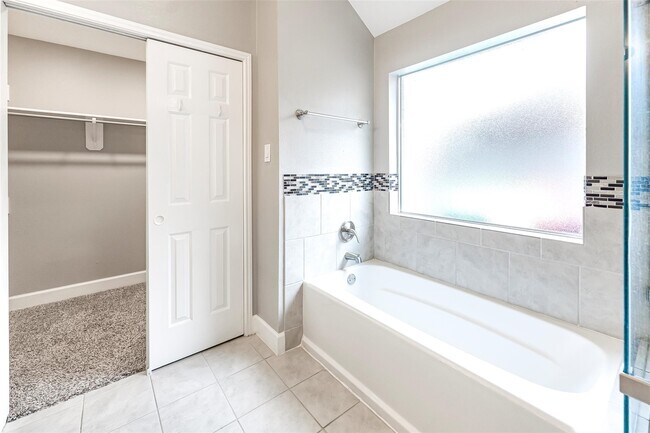 Building Photo - 7015 Yardley Dr