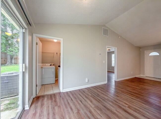 Building Photo - LOVELY SE 3/2 w/ New Paint, Fireplace, Fenced Yard, Vaulted Ceilings, Washer/Dryer, & No Carpet! ...