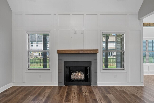 Building Photo - Pet Friendly Four Bedroom with Bonus!