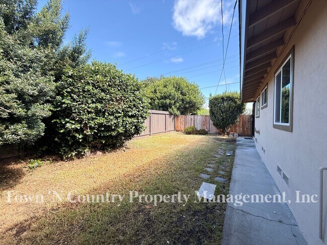 Building Photo - 818-820 University Ave.