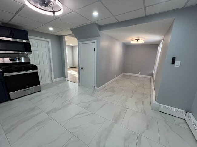 Building Photo - 452 Salem St