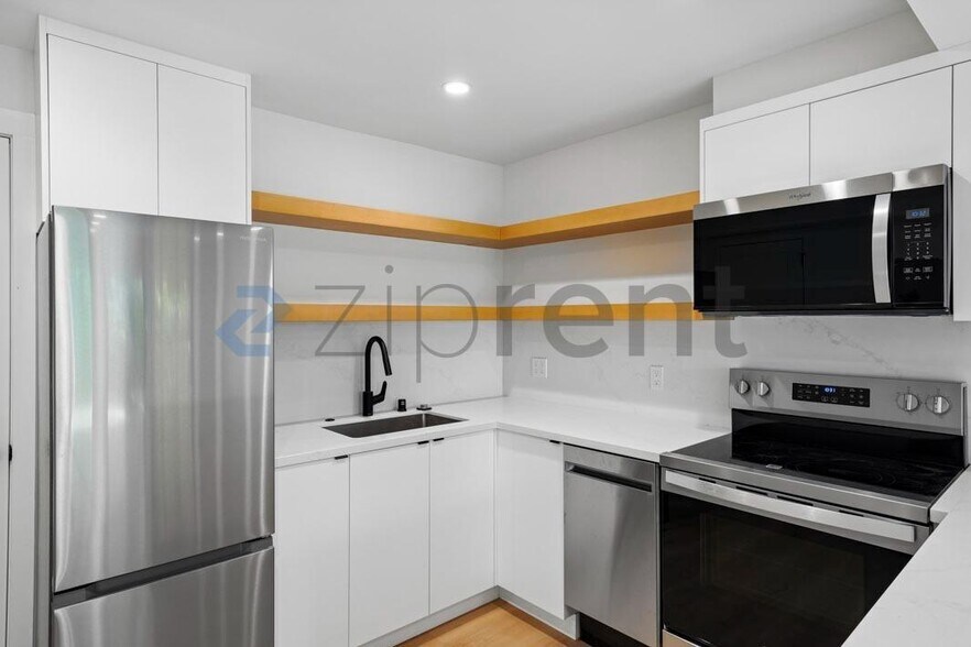 Building Photo - Unit D