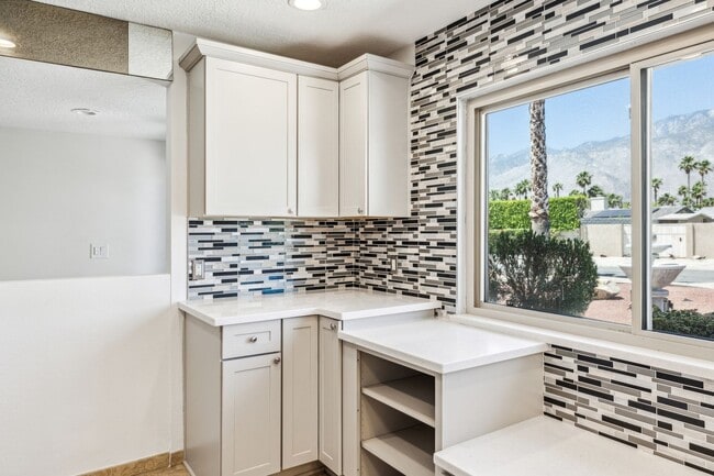 Building Photo - 3 Bed / 2 Bath Home with Bonus Room, Pool ...