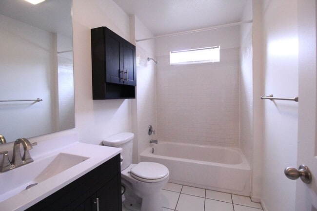 Building Photo - 1 Bedroom 1 Bath Duplex in Navy Hill Area ...