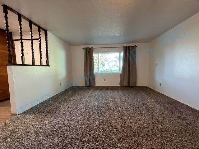 Building Photo - Charming 3-Bed, 2-Bath Haven with 1,296 Sq. Ft. of Cozy Comfort in Sandy, OR!