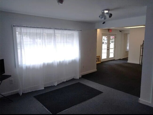 Building Photo - 868 Main St