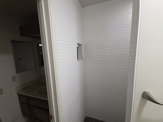 Building Photo - Cozy, Quiet Condo