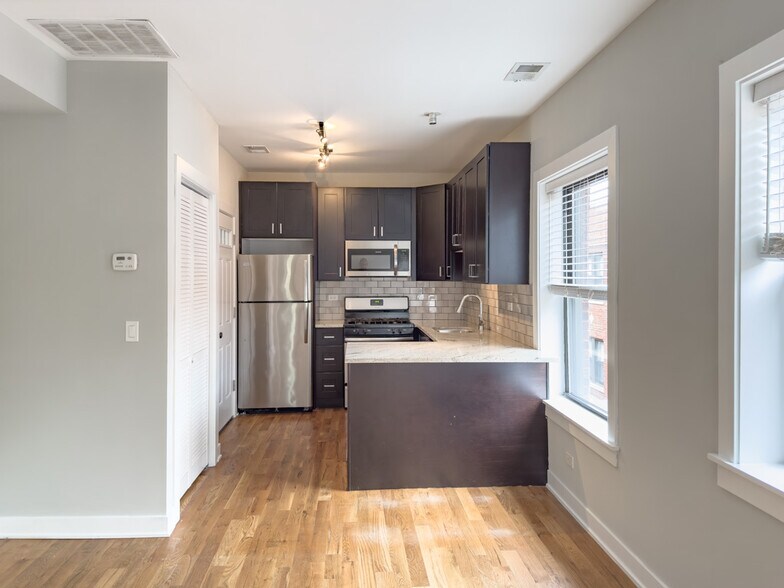 Building Photo - 2206 W Eastwood Ave