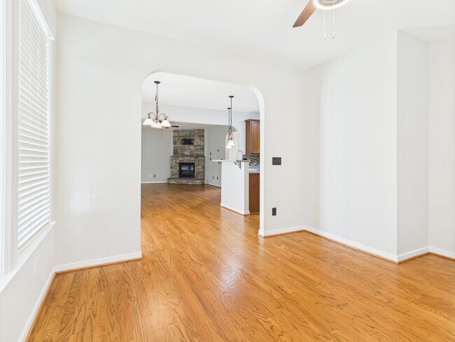 Building Photo - Charming 5-Bedroom 2.5 Bathroom Home locat...