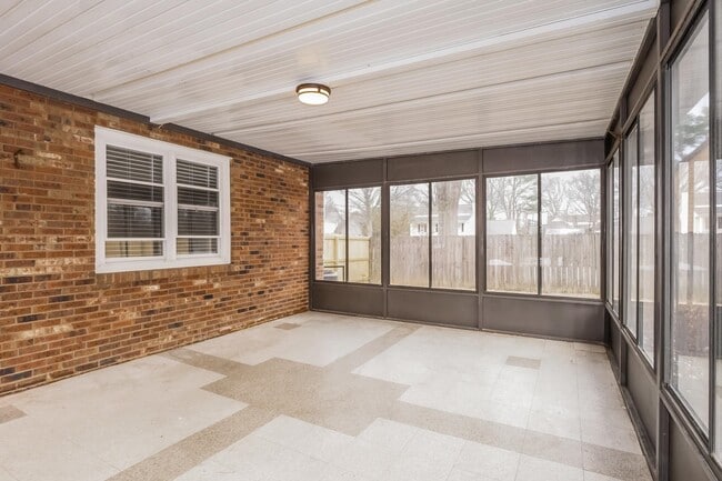 Building Photo - 207 E Pecan Valley St