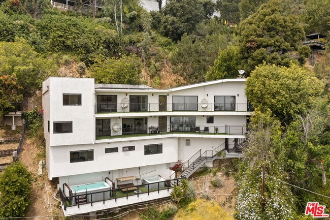 Building Photo - 8514 Hillside Ave