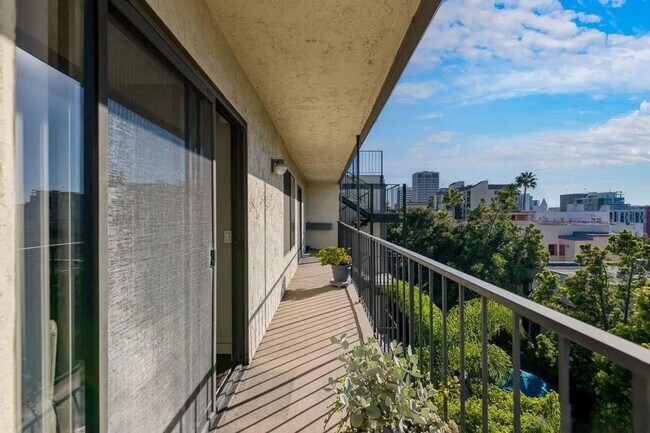 Building Photo - Move-In Ready 2BR/2BA Condo in Prime Cortez Hill Location!