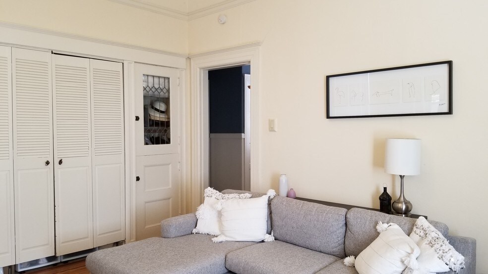 Building Photo - 905 Diamond St