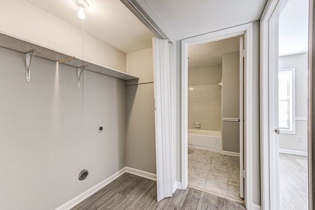 Building Photo - Charming 2BR Condo in Atlanta