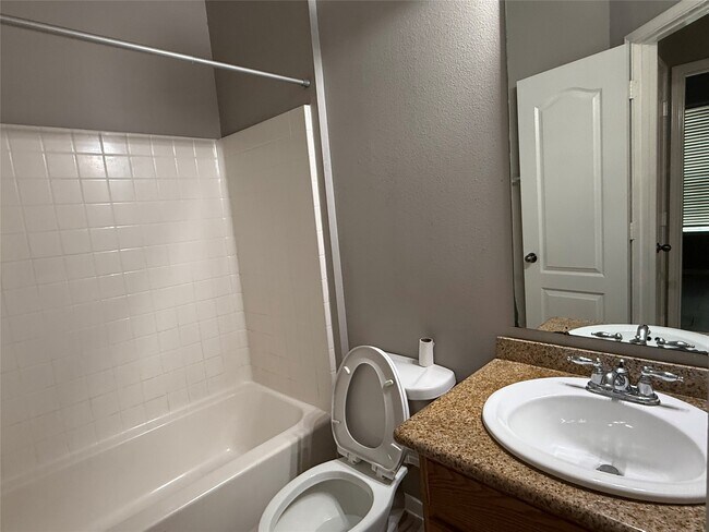 Building Photo - 16126 Saxon Hollow Ln