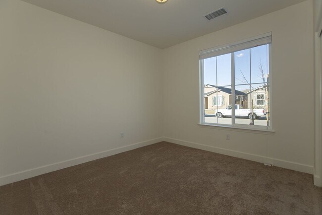 Building Photo - 4 bedroom, 2.5 bathroom home in Golden Valley.  washer/dryer/refigerator included