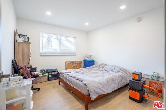 Building Photo - 5533 N Charlotte Ave