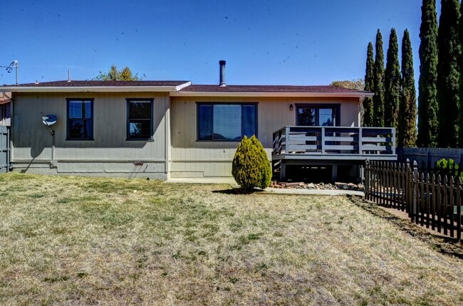 Building Photo - 3 Bedroom, 2 Bath Home in Diamond Valley!