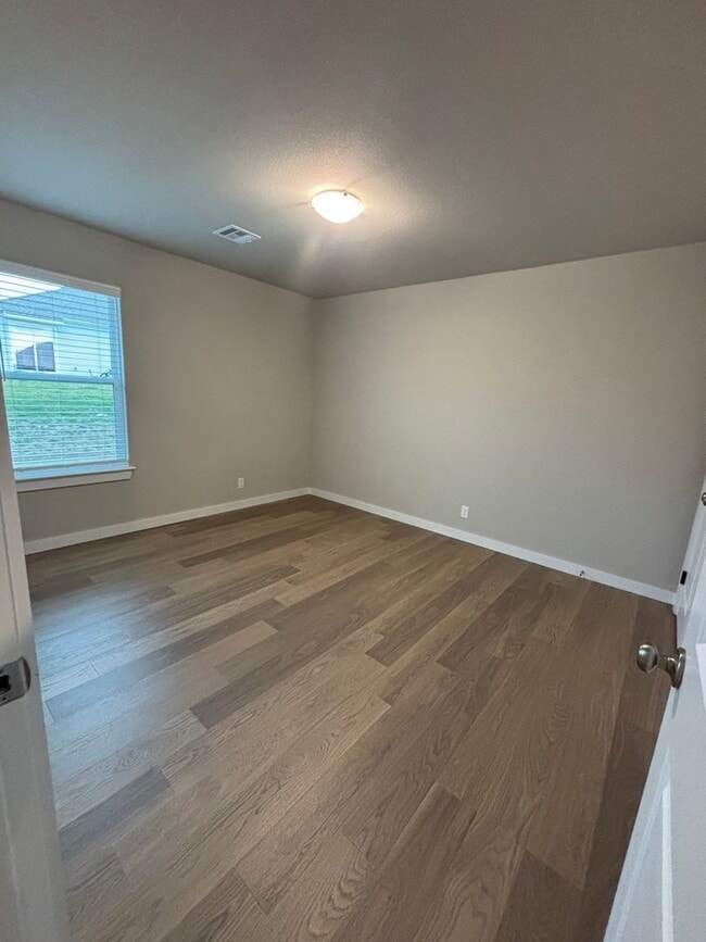 Building Photo - Beautiful New Duplex!