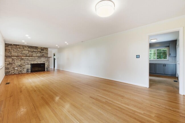 Building Photo - 205 S Palisades Dr
