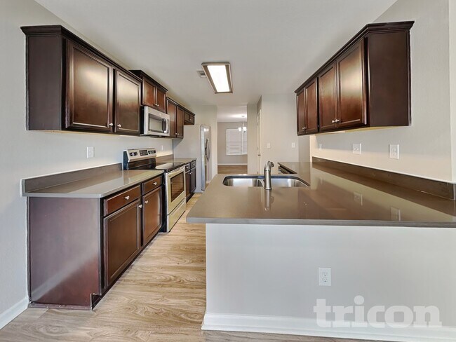 Building Photo - 2831 Village Center Dr