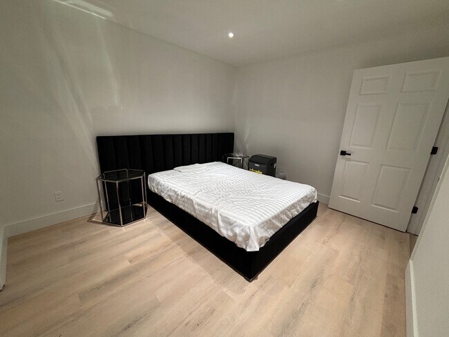 Building Photo - 1 Bedroom Available now!