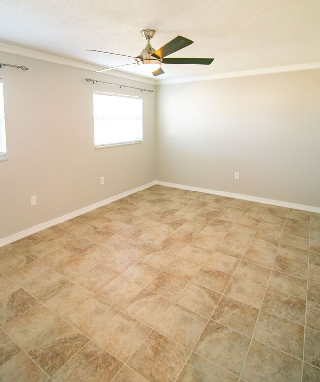 Building Photo - Fantastic 2 bedroom home all tile floors a...