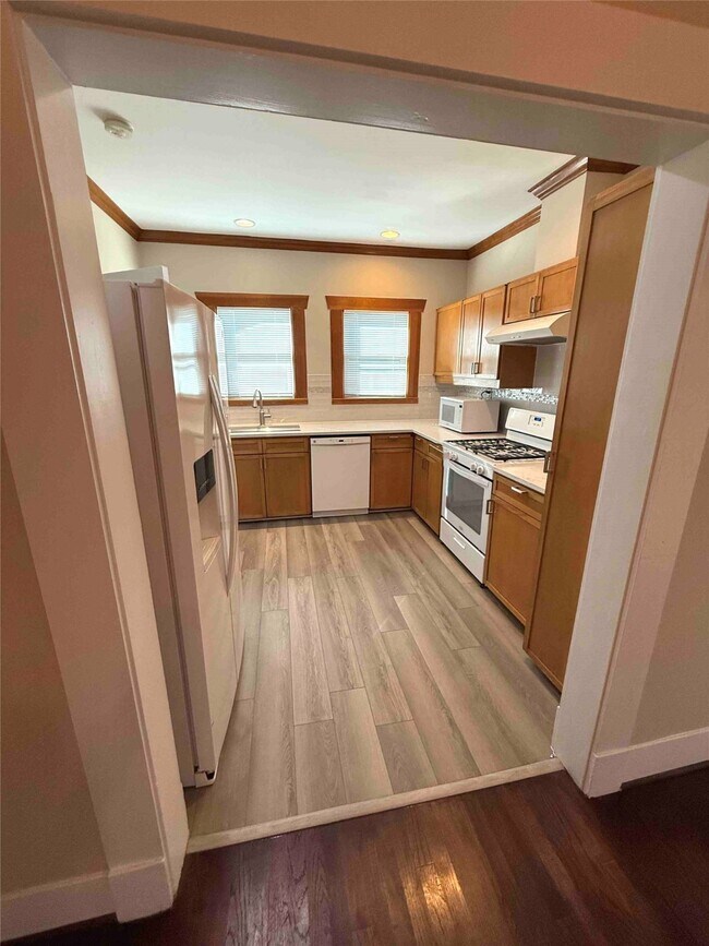 Building Photo - 604 E 17th St