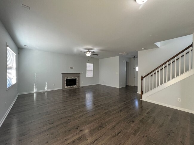 Building Photo - Beautiful 4 Bed 2.5 Bath Raeford Home with Fenced Yard