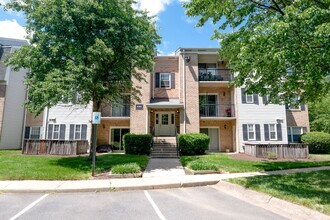 Building Photo - Gorgeous Beautifully Two Bedroom Unit