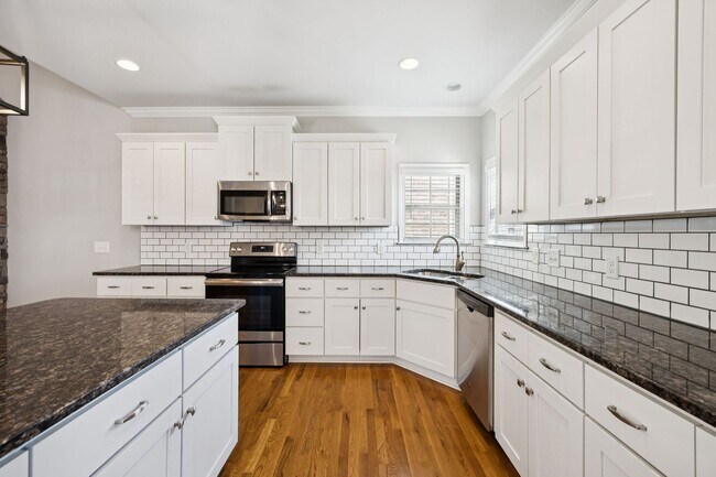 Building Photo - Welcome home to this beautifully maintaine...