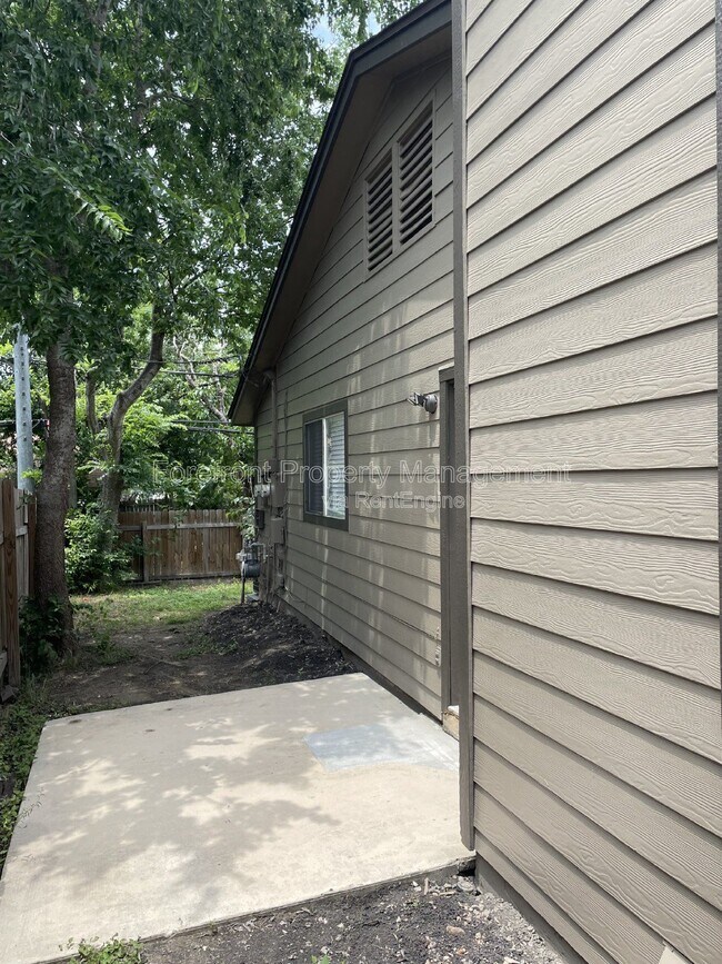 Building Photo - 5715 Lochmoor