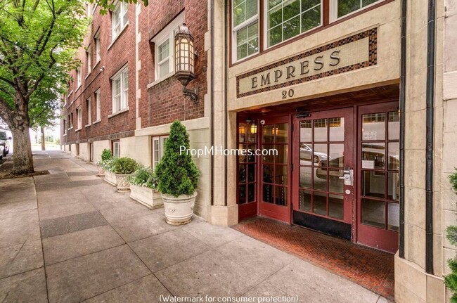 Building Photo - Timeless Condo at the Empress. Modern Upda...